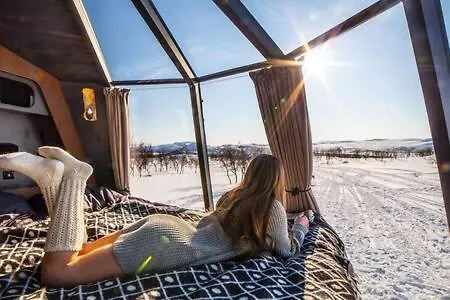 Aurora Hut - Luksusmajoitus Iglu Tunturilammella Pohjois-lapissa Nuorgamissa Chalet Nuorgam