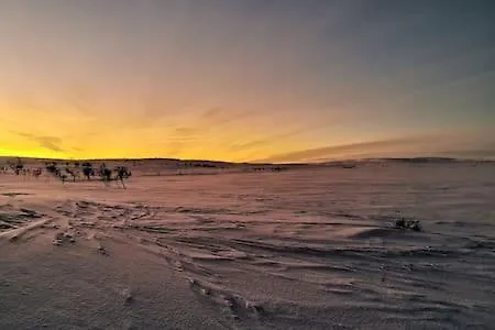 Aurora Hut - Luksusmajoitus Iglu Tunturilammella Pohjois-lapissa Nuorgamissa Nuorgam