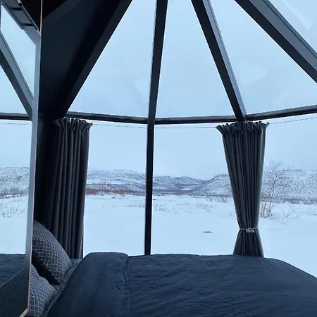 Aurora Hut - Luksusmajoitus Iglu Tunturilammella Pohjois-lapissa Nuorgamissa * Nuorgam