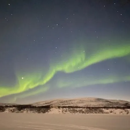 Aurora Hut - Luksusmajoitus Iglu Tunturilammella Pohjois-lapissa Nuorgamissa Chalet *