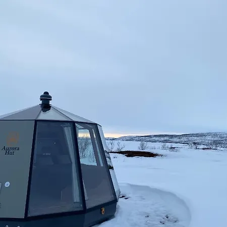 Aurora Hut - Luksusmajoitus Iglu Tunturilammella Pohjois-lapissa Nuorgamissa