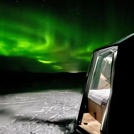 Aurora Hut - Luksusmajoitus Iglu Tunturilammella Pohjois-lapissa Nuorgamissa *