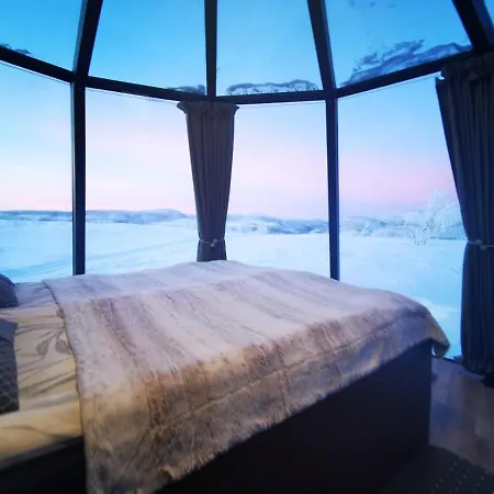 Chalet Aurora Hut - Luksusmajoitus Iglu Tunturilammella Pohjois-lapissa Nuorgamissa *