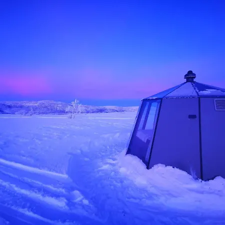 Chalet Aurora Hut - Luksusmajoitus Iglu Tunturilammella Pohjois-lapissa Nuorgamissa *
