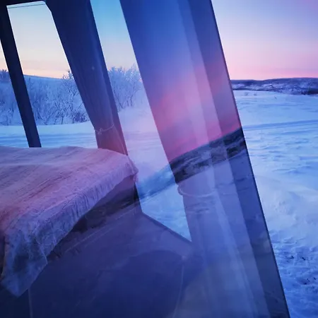 Aurora Hut - Luksusmajoitus Iglu Tunturilammella Pohjois-lapissa Nuorgamissa *