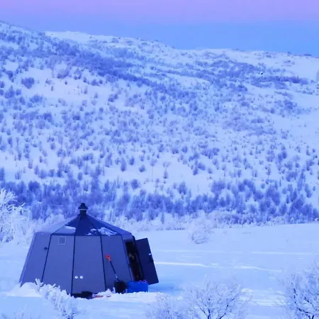 Aurora Hut - Luksusmajoitus Iglu Tunturilammella Pohjois-lapissa Nuorgamissa Chalet *
