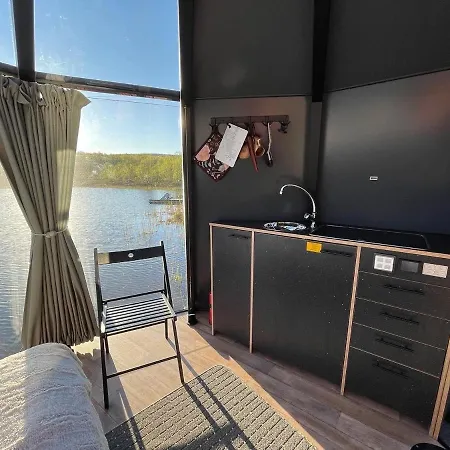 Chalet Aurora Hut - Luksusmajoitus Iglu Tunturilammella Pohjois-lapissa Nuorgamissa Nuorgam